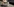 Detailfoto einer REisenden, die einen Rollkoffer über den Bahnsteig schiebt