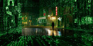 Ein Mensch geht zwischen grünen Datenströmen durch eine Straßenschlucht, Szene aus dem Film Matrix