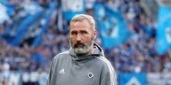 HSV-Trainer Tim Walter Vor HSV-Fahnen