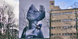 Eine stilisierte Frau mit Vogel auf der Schulter: Großflächiges Mural vom Berliner Künstler Tank an der Manteuffelstraße aus dem Jahr 2018