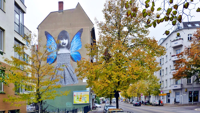 Ein stilisiertes Mädchen mit einem Schmetterling auf dem Mund - Street Art: "Butterfly", von Michele Tombolino 2015 in Friedrichshain ausgeführt, existiert nicht mehr