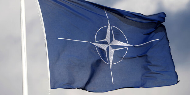 Eine Fahne mkit den NATO-Logo