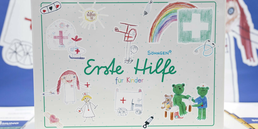 Verbandskoffer mit der Aufschrift "Erste Hilfe für Kinder"