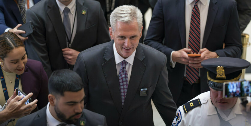 Kevin McCarthy, umringt von Menschen