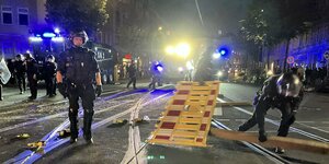 Die Polizei räumt eine Barrikade