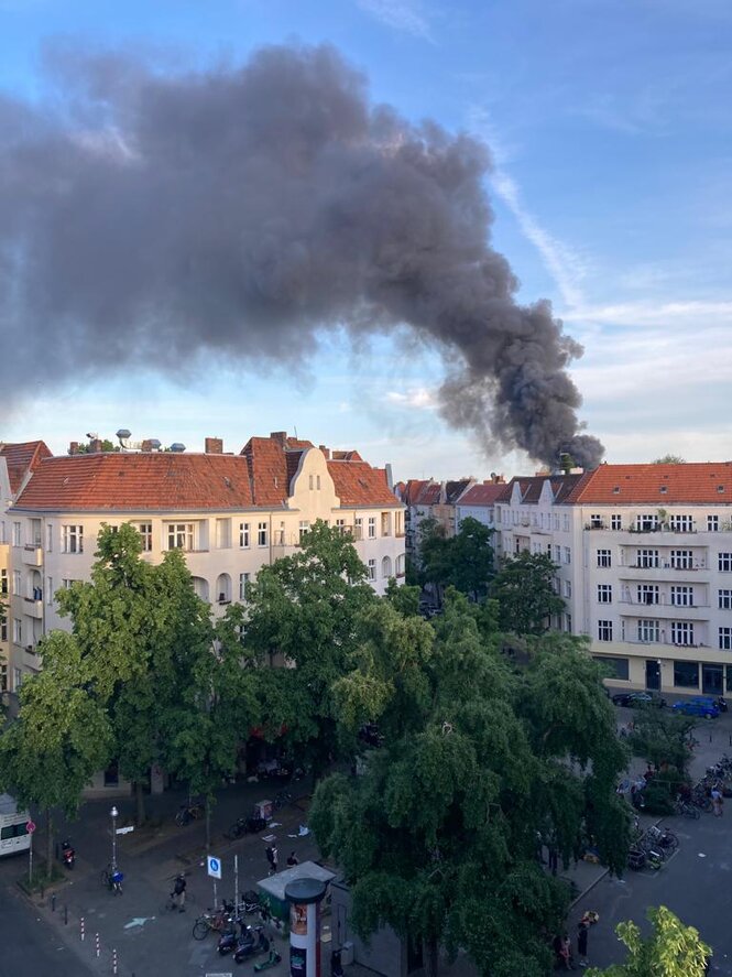 Eine Rauchsäule über Häusern