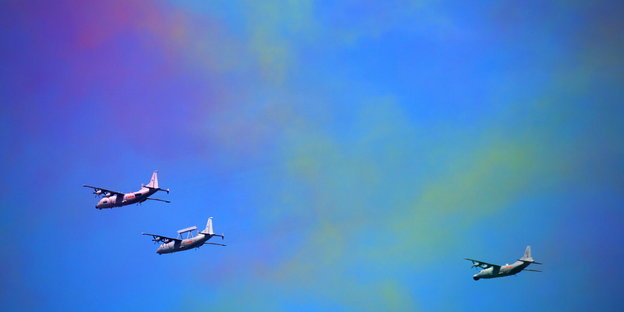 Militärflugzeuge fliegen vor rosa Wolken