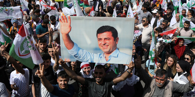 Ein Anhänger der prokurdischen HDP hält bei einer Demo ein Porträt von Selahattin Demirtas