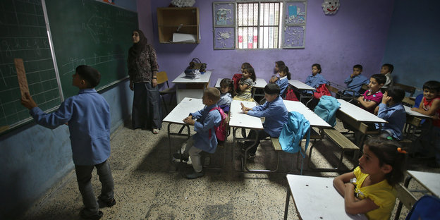 Syrische Kinder sitzen in einem Klassenraum einer Schule im Libanon.