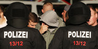 Polizisten und Rechtsextreme in Heidenau