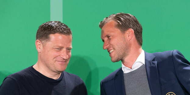 Die Fußballmanager Max Eberl (Leipzig) und Markus Krösche (Frankfurt) im Gespräch