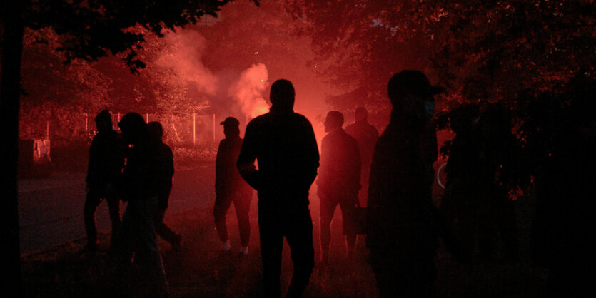 Silhouetten von Menschen, die gegen das Urteil gegen Lina E. in Leipzig protestieren