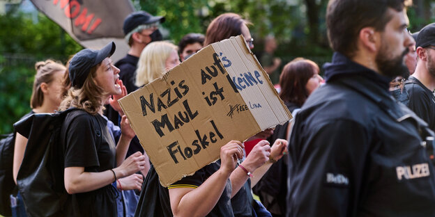 Plakat "Nazis auf's Maul ist keine Floskel, Free Lina"