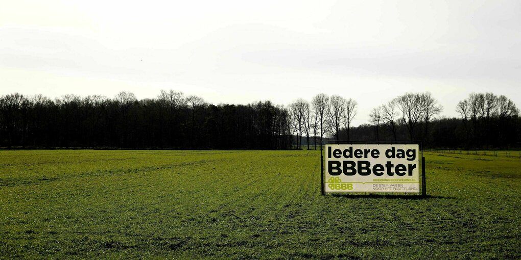 Eine Aktionstafel der BoerBurgerBeweging (BBB) am Stadtrand von Tubbergen auf einer Wiese