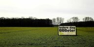 Eine Aktionstafel der BoerBurgerBeweging (BBB) am Stadtrand von Tubbergen auf einer Wiese