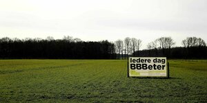 Eine Aktionstafel der BoerBurgerBeweging (BBB) am Stadtrand von Tubbergen auf einer Wiese