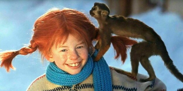 Filmstill: Pippi Langstrumpf mit ihrem Affen auf der Schulter