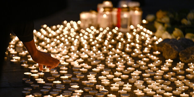 Ein Lichtermeer aus Kerzen in einer Kirche