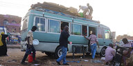 Sudanesen besteigen einen Bus