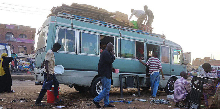 Sudanesen besteigen einen Bus