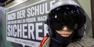 Eine Schaufensterpuppe mit Pilotenhelm