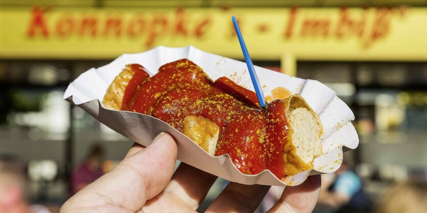 Currywurst im Pappteller