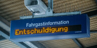 Anzeigetafel auf einem Bahnhof mit der Aufschrift "Entschuldigung"