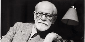 Sigmund Freud neben einer Lampe
