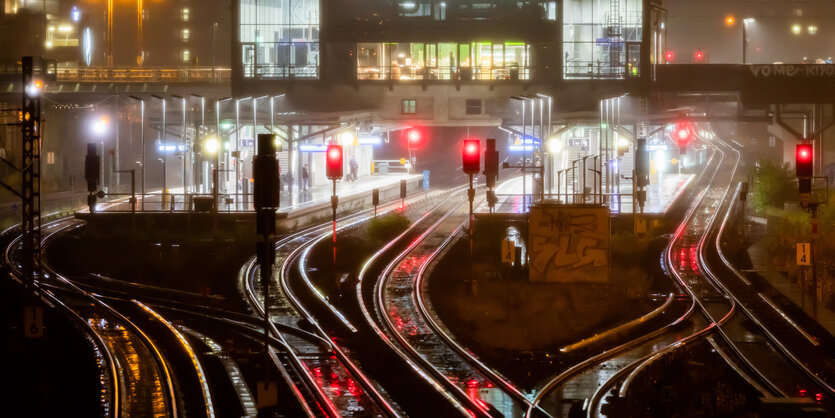 Lichter des Bahnhofs Ostkreuz im Dunkeln