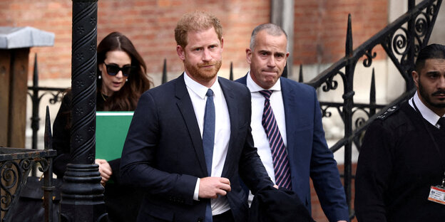Prinz Harry beim Verlassen eines Gerichtsgebäudes