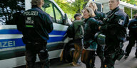 Linkenabgeordnete Juliane Nagel wird von Polizisten abgeführt