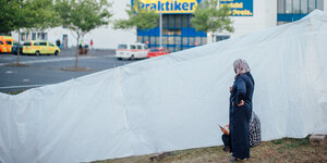 Frau vor der Flüchtlingsunterkunft in Heidenau