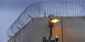 Beleuchtung an einer Gefängnismauer