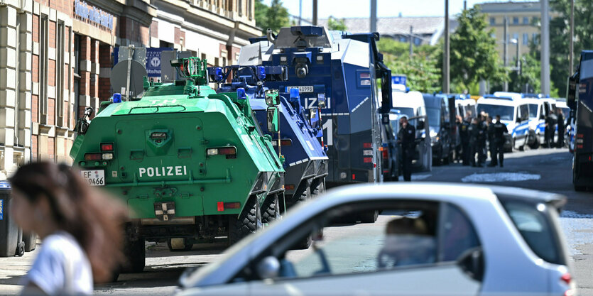 Wasserwerfer und Räumfahrzeuge