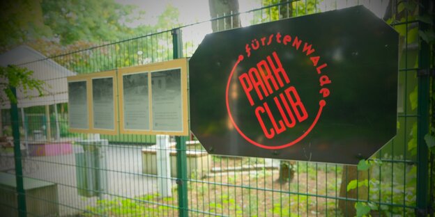 Schild "Parkclub Fürstenwalde" und Bilder an Gitterzaun