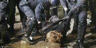 Ein Demonstrant wird von der Polizei zu Boden gedrückt