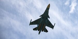 Russischer Kampfbomber am Himmel