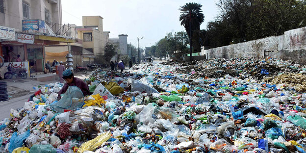 tausende leerer Plastikflaschen müllen eine Straße zu