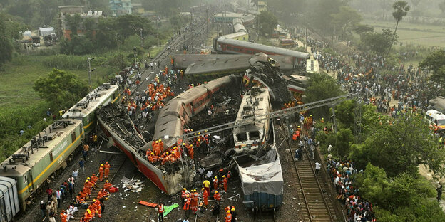 Ein Foto von oben zeigt die Warks der Züge und viele Rettungskräfte
