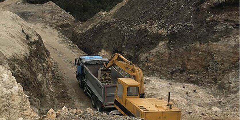 Bagger in Steinbruch