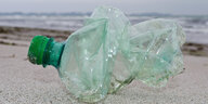 leere zertretene Plastikflasche am Ostseestrand