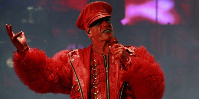 Till Lindemann in blutrotem Outfit auf der Bühne