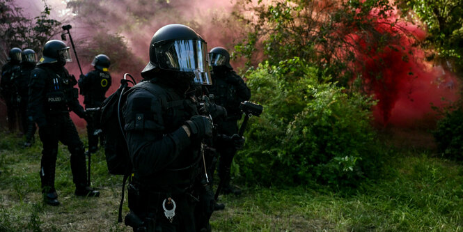 Polizei in schwerer Uniform beim Einsatz in Leipzig