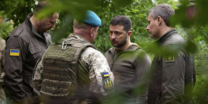 Selenski besucht Soldaten.