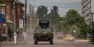 Ein Militärfahrzeig in Wowtschansk