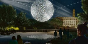 Eine Computeranimation zeigt einen Mond aus Plastikmüll über einem Fluss, an dem Leute stehen und den Mond anschauen.