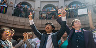 Menschen aus der queeren Community protestieren fröhlich im Capitol von Texas, USA, für ihre Rechte