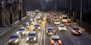 Schnell fahrende Autos im Feierabendverkehr in Stuttgart auf einer sechsspurigen Straße.