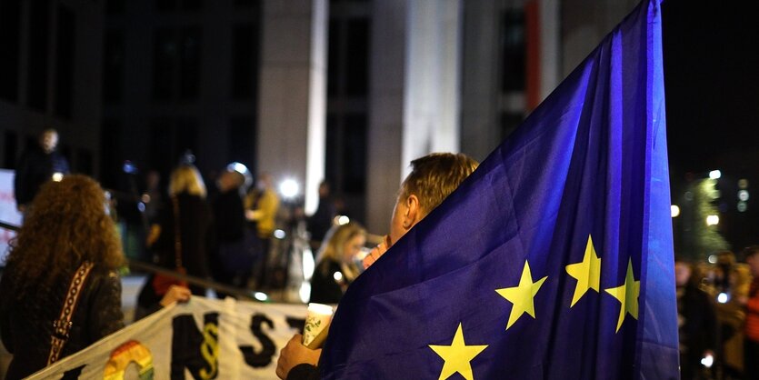 Ein Demonstrant mit EU-Fahne