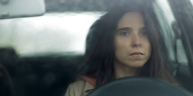Laura (Laura Paredes) sitzt in einem Auto am Steuer.